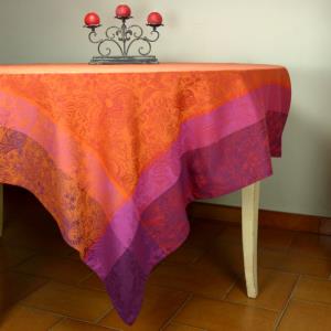 Nappe carrée Jacquard Rouge motif Colombes