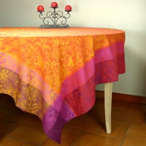 Nappe carrée Jacquard Brique colombes jaunes